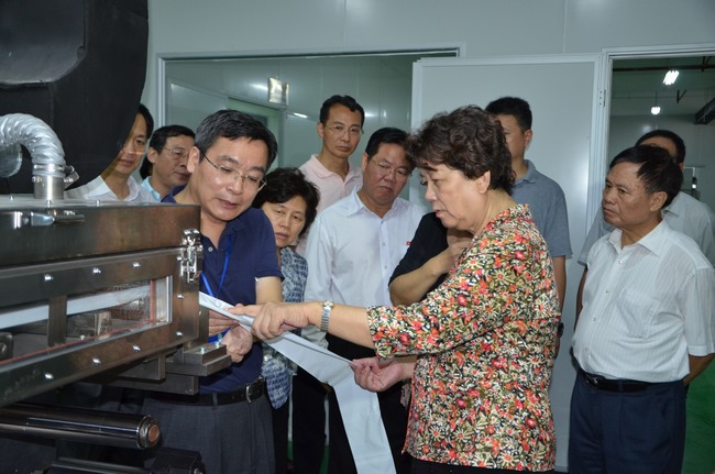 陈至立参观实验室.jpg